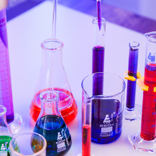 Laboratuvarda Kimyasal Kullanımı ve Kimyasallarla Güvenli Çalışma Teknikleri resmi