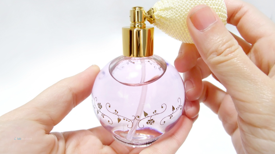 Şişedeki Kimya: Koku Piramidi, Moleküler Uçuculuk ve Parfüm Tasarımının Biyokimyasal Anatomisi